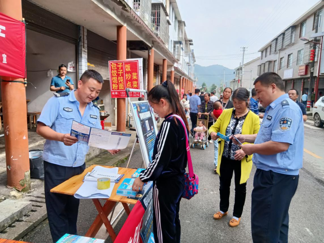 宣傳防電詐，社區(qū)民警來到旅游景點(diǎn)