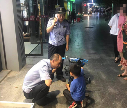 “警花”助三歲迷路萌娃尋找家人