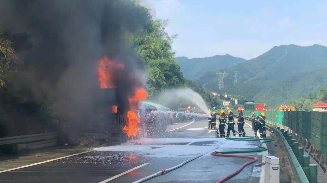 滬昆高速貨車自燃，洞口消防使用泡沫覆蓋30分鐘滅火