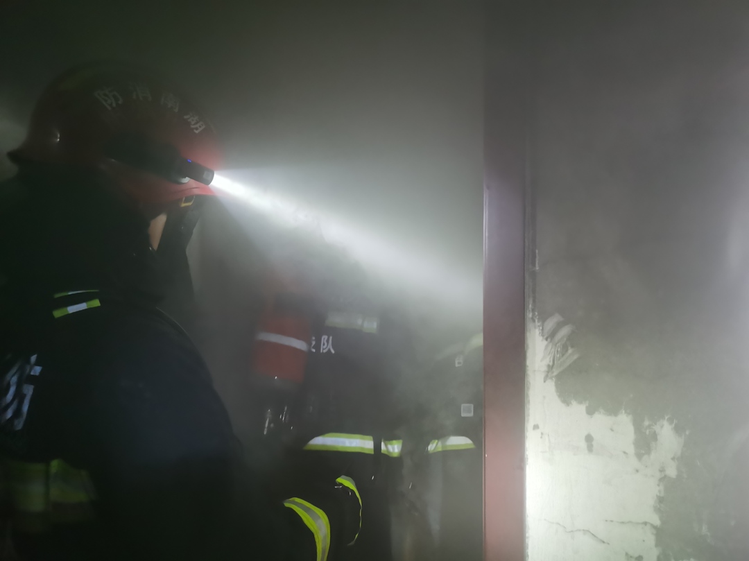 高层住宅起火人员被困 武冈消防紧急救援
