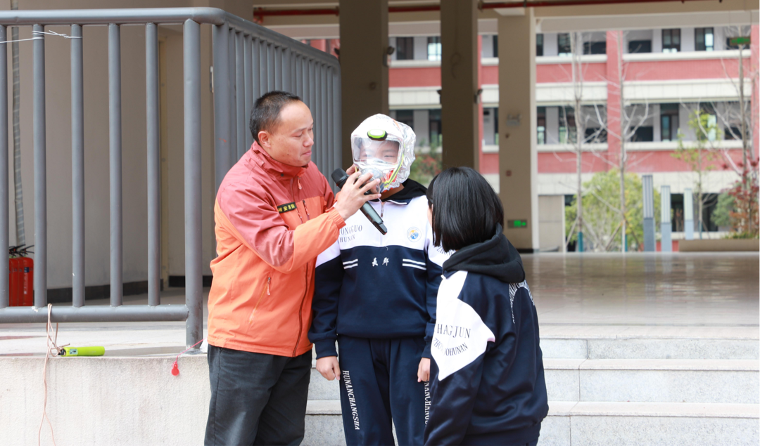 消防常識進(jìn)校園 自保自救保安全 ——長郡開福中學(xué)消防演練活動(dòng)