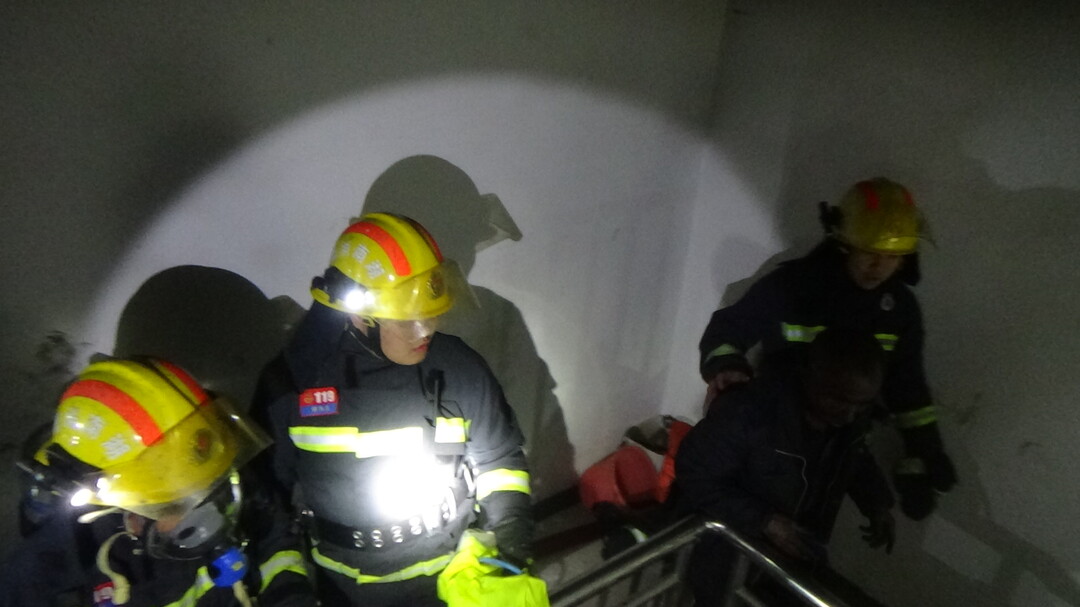 民房凌晨起火5人被困，洞口消防9分钟完成紧急救援