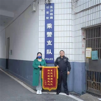 40面錦旗背后是沉甸甸的信任 ——記長沙鐵路公安處乘警支隊(duì)刑警大隊(duì)偵查員、四級警長黃燦