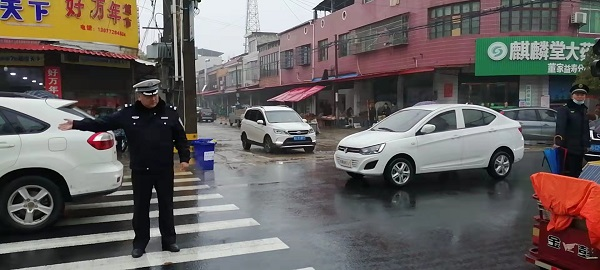 安鄉(xiāng)：信號燈故障 交警冒雨緊急疏導交通