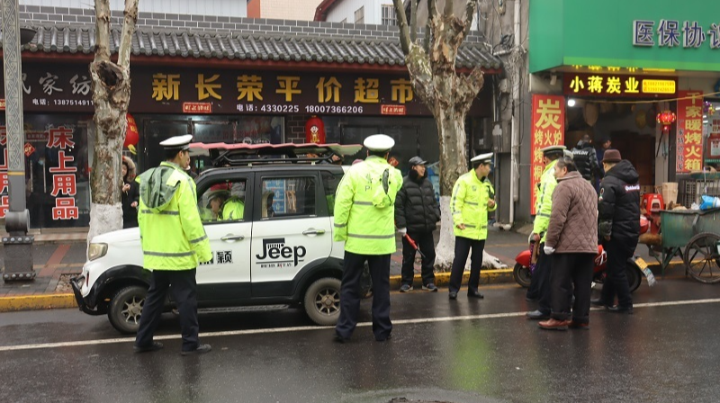 安鄉(xiāng)交警:迎雪而上堅決打贏低溫雨雪冰凍天氣道路交通安保戰(zhàn)