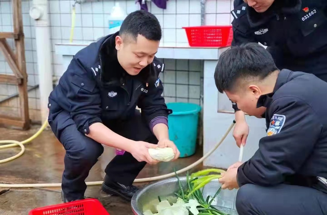 看，舌尖上的荷塘警營新年.......