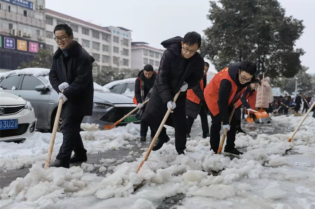 “檢察藍”化身“志愿紅” 掃雪除冰開出便民路