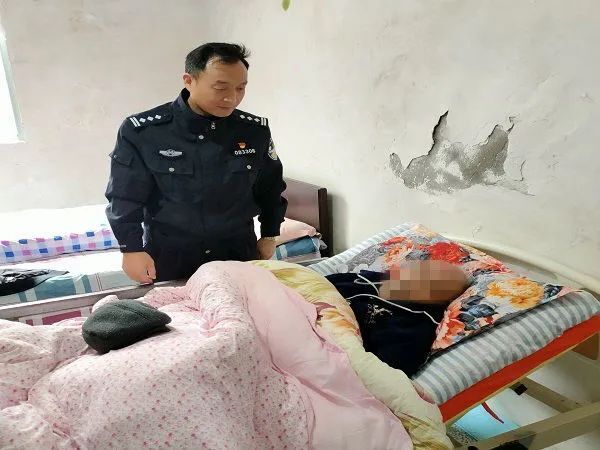 麻陽公安：民警上門辦證解民憂 貼心服務零距離