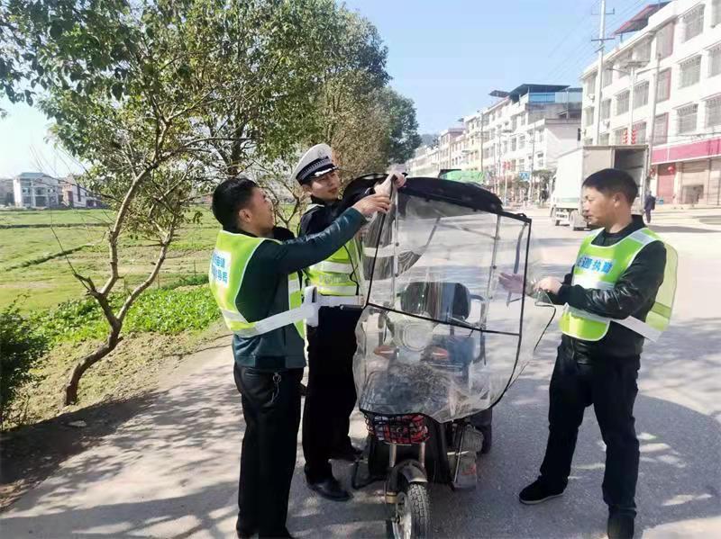 隆回縣開(kāi)展摩托車(chē)、電動(dòng)車(chē)“拆傘戴帽”集中整治！