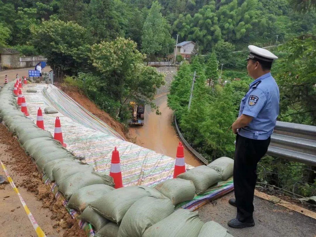 汛情就是警情！懷化公安演繹暴雨洪流中的“最美藏青藍(lán)”
