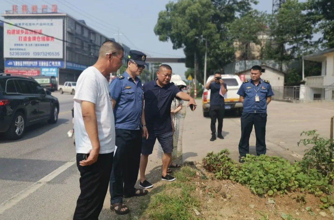 加強(qiáng)路域環(huán)境整治  湘潭交通執(zhí)法部門提升公路“顏值”