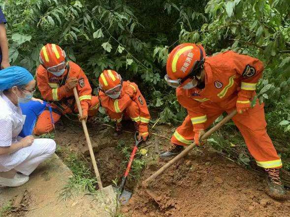 邵阳一80岁老人摔进路边地窖