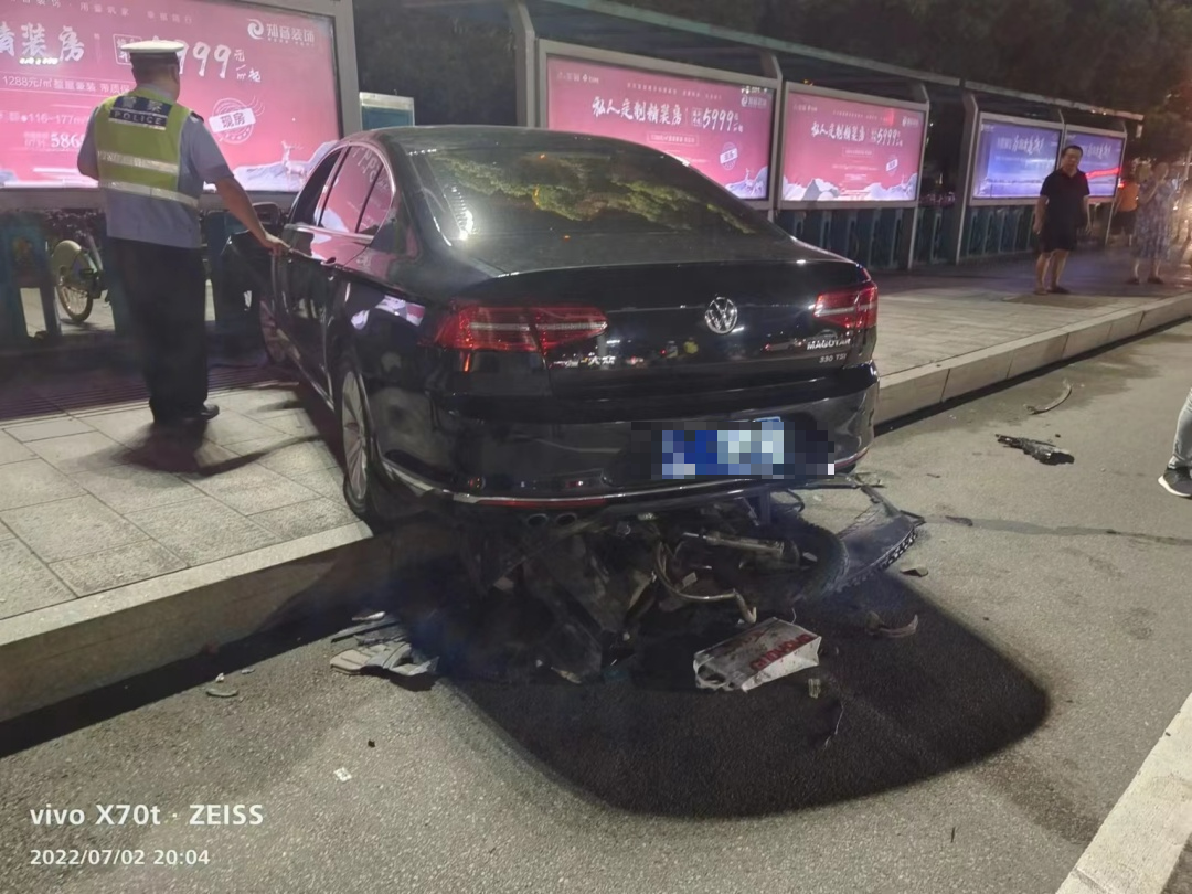 引以為戒：司機分神看手機，誤踩油門，小車失控連撞兩車......