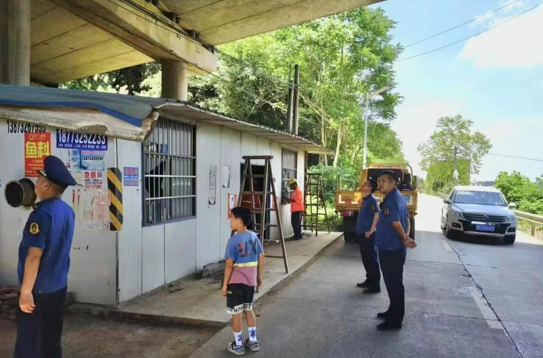 湘潭交通執(zhí)法部門(mén)開(kāi)展高速公路 橋下空間集中整治