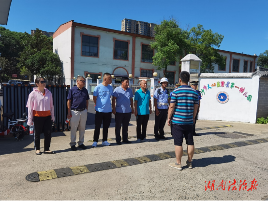 新開鋪街道開展天心區(qū)繁星第一幼兒園周邊道路交通安全隱患整治行動