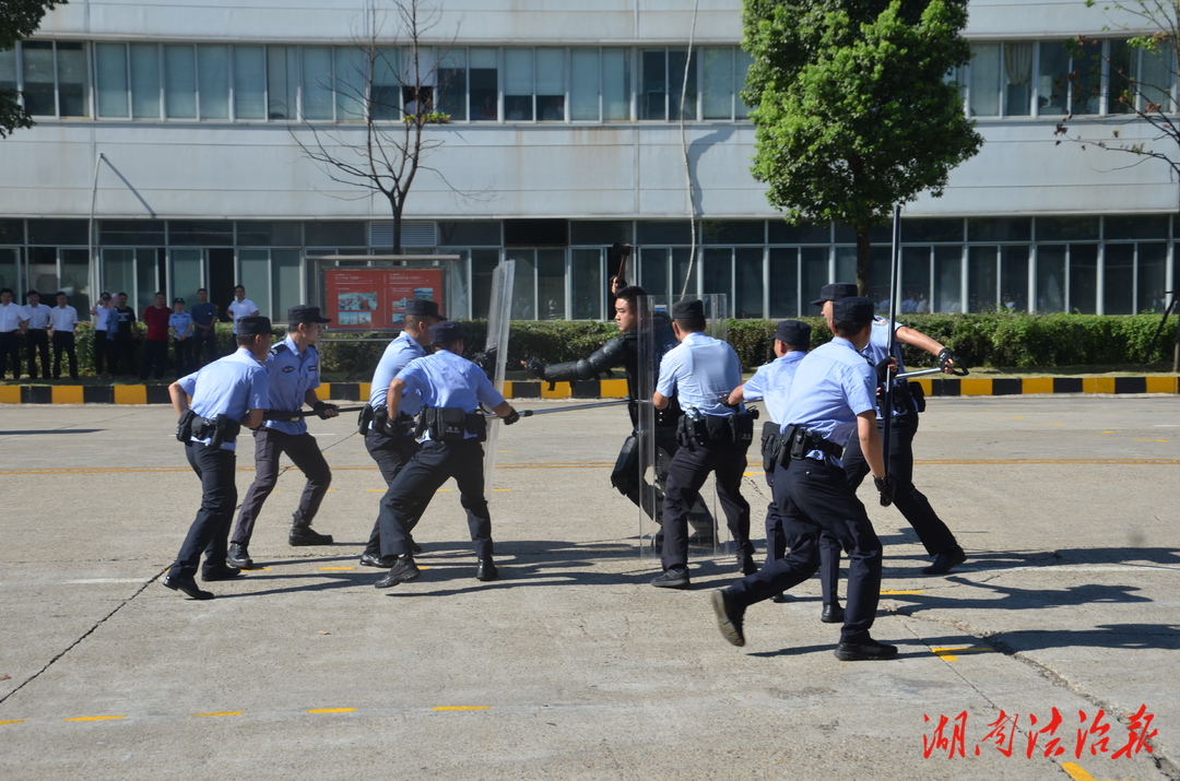 常德經(jīng)開區(qū)公安局產(chǎn)鏈警務(wù)授牌儀式暨反恐處突演練活動在常德市三一機(jī)械有限公司隆重舉行