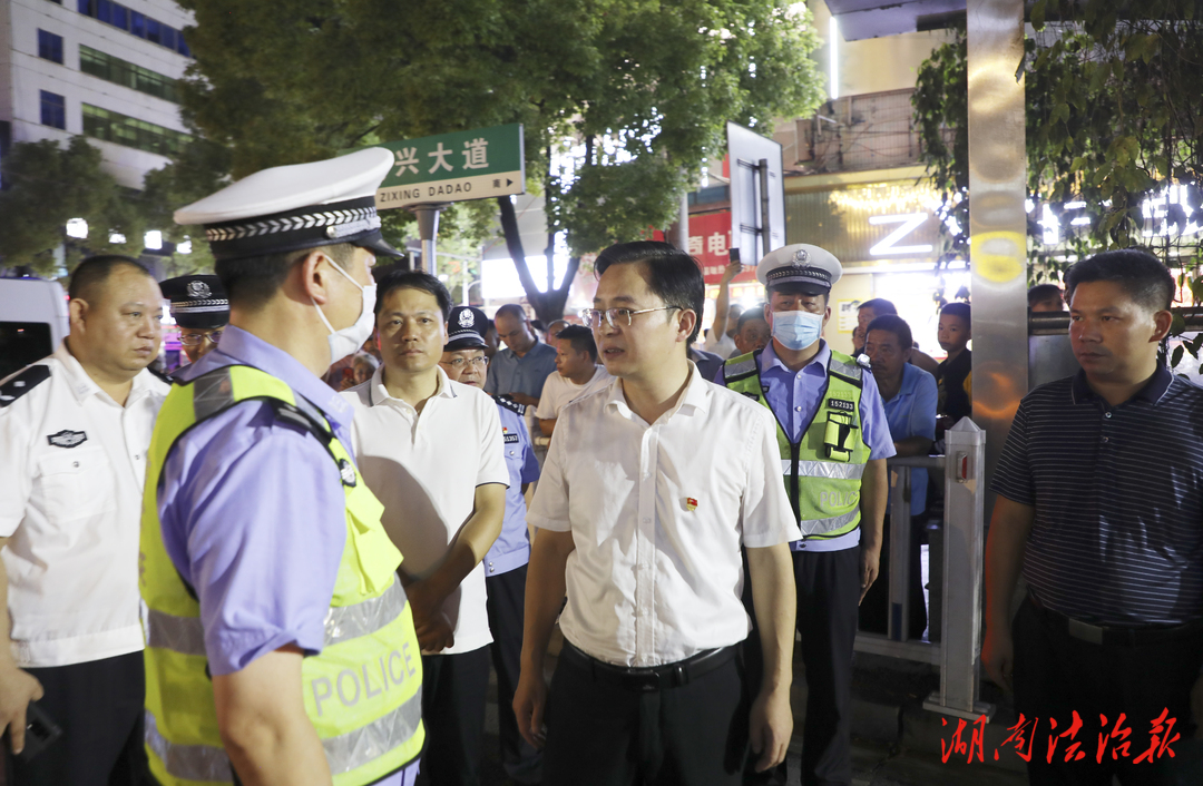 楊理誠督導(dǎo)夏夜治安巡查宣防