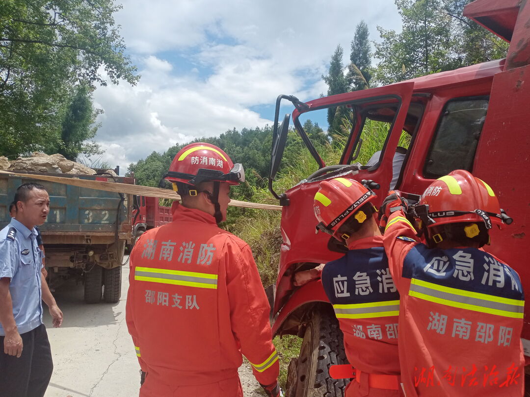 貨車追尾司機(jī)被困，隆回消防緊急救援