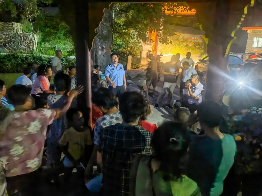 “俯身”听民意，“夜话”话平安