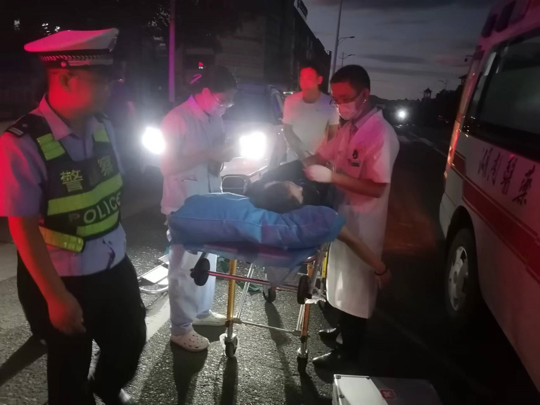 中方交警救助一名心脏病人