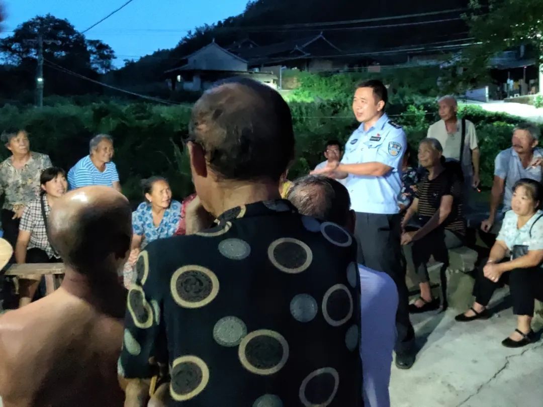 “俯身”听民意，“夜话”话平安
