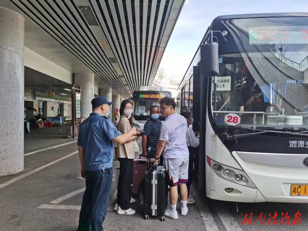 湘潭交通執(zhí)法護(hù)學(xué)模式“準(zhǔn)時(shí)上線” 圓滿完成開學(xué)季護(hù)學(xué)工作