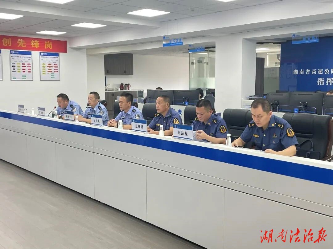 湘潭高速交警+交通執(zhí)法 “組CP” 開展聯(lián)合整治行動