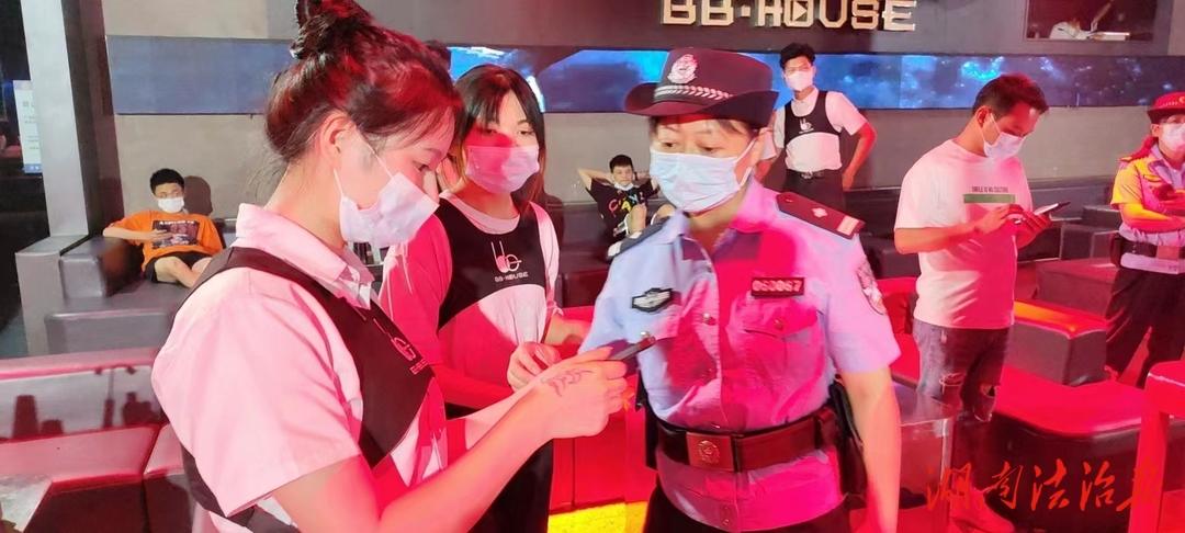 鲜花和锦旗赠与警服和警心_邵阳头条网