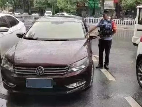 群眾車窗未鎖，蘇仙公安熱心守車！