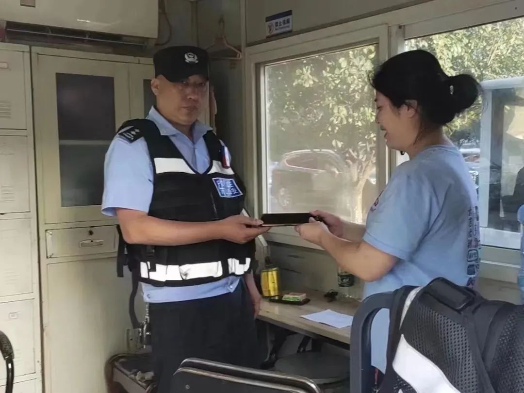 急！群眾不慎遺失手機，蘇仙公安輔警撿拾歸還