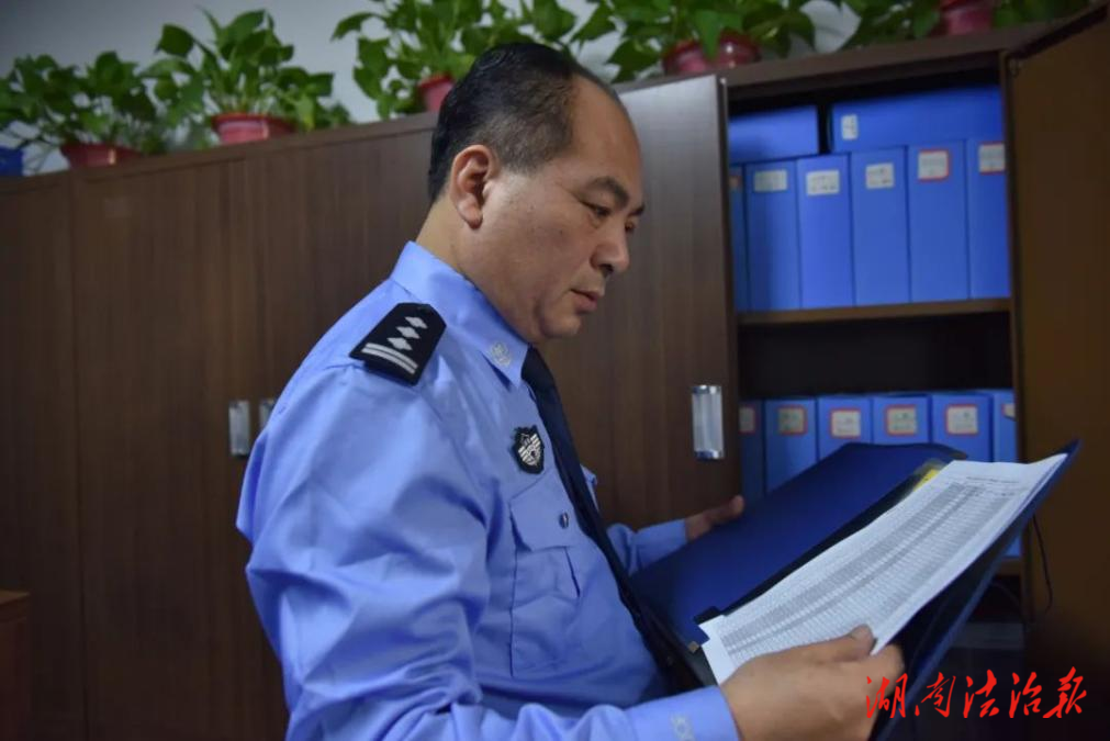 譚龍智：警務(wù)保障戰(zhàn)線上的“老黃?！? />
                        </a>
                                        <div>
                        <p>
                            <a href=