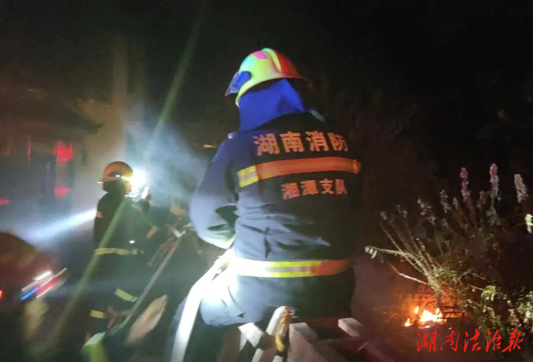 民宅著火，民輔警秒變“救火俠”