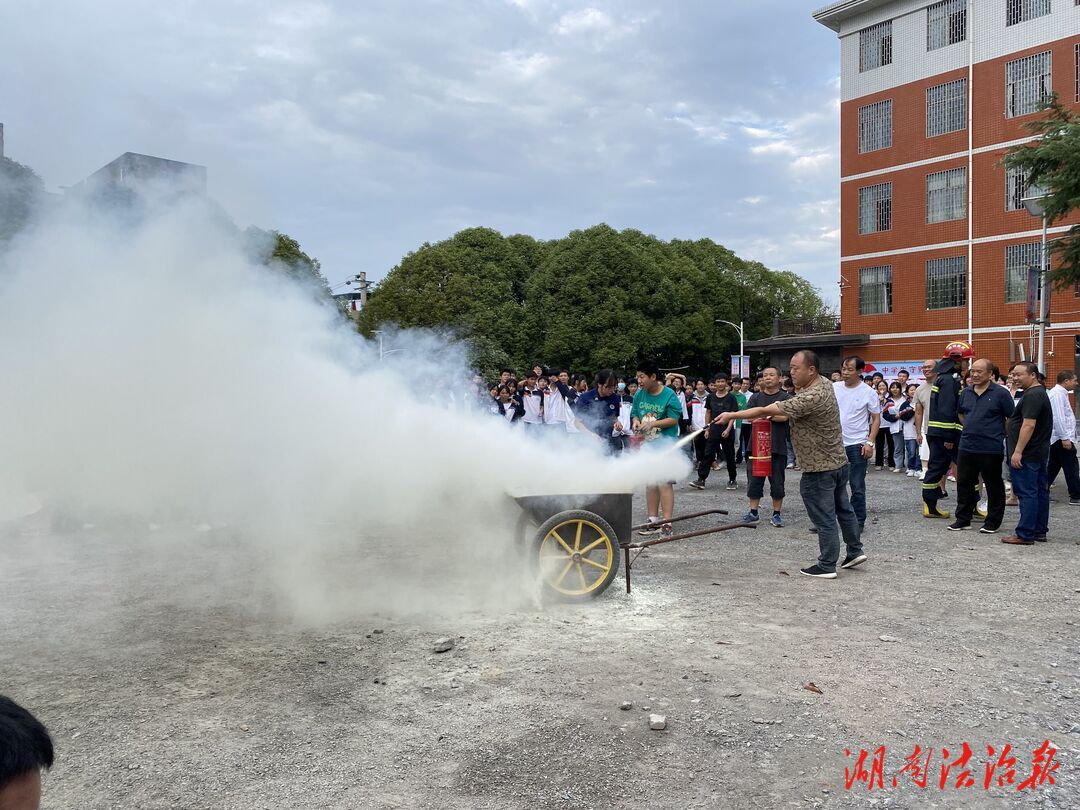 隆回縣消防救援大隊走進(jìn)校園開展消防安全培訓(xùn)暨緊急疏散演練活動