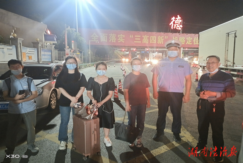 粗心司機(jī)遺忘核酸檢測(cè)乘客 交警尋找司機(jī)送乘客重上旅途