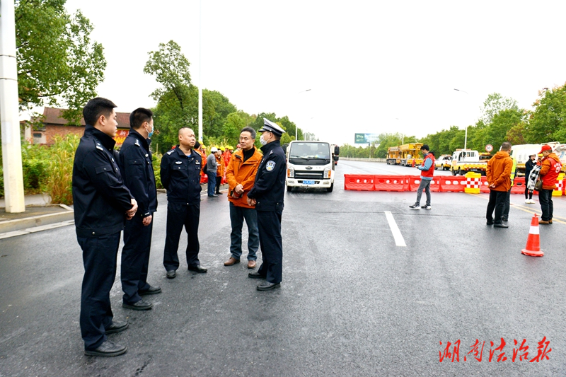 常德公安交警護航德山大橋（沅水二橋）封閉施工