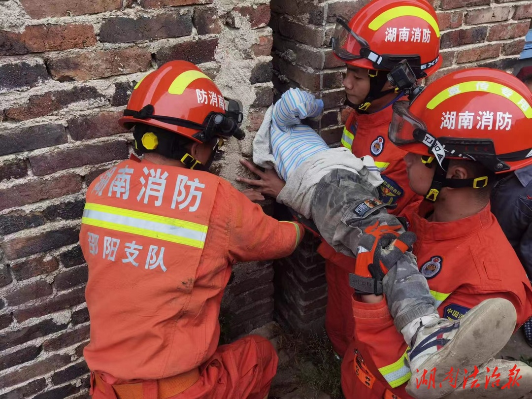 小男孩玩“穿墙术”头被卡墙缝，消防紧急救援