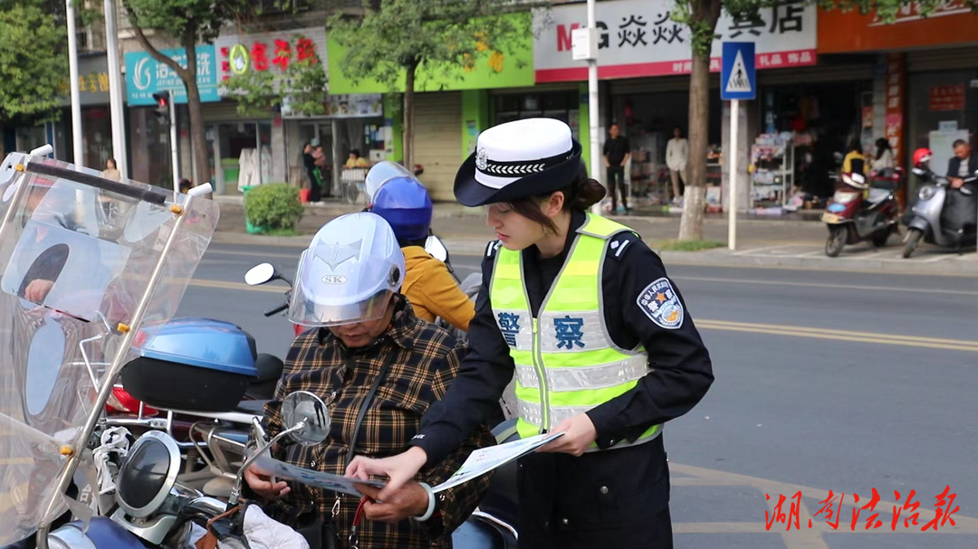 常德經(jīng)開區(qū)交警：守好“護(hù)學(xué)崗”，撐起“平安傘”