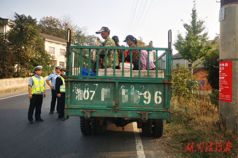 危險(xiǎn)又違法！臨澧交警查獲一起拖拉機(jī)載7人違法行為