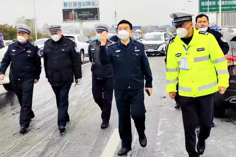 風雪中，你的守護好溫暖——常德各地交警迎戰(zhàn)低溫雨雪天氣保暢通護民安