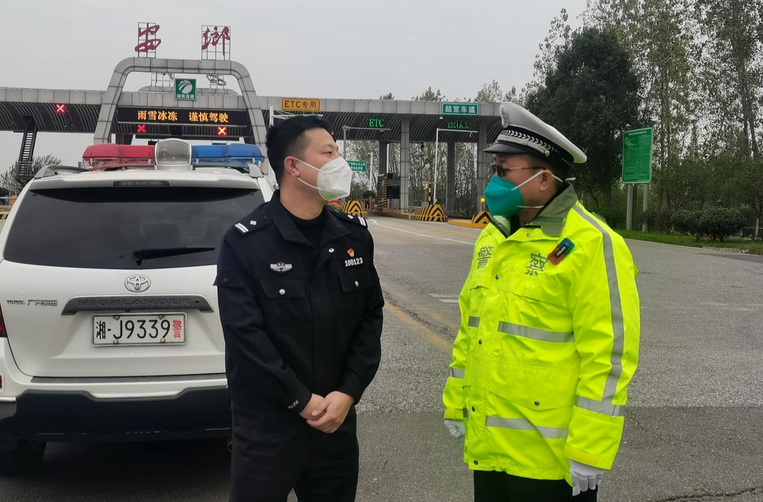 常德市公安局交警支隊到安鄉(xiāng)慰問疫情防控執(zhí)勤交警