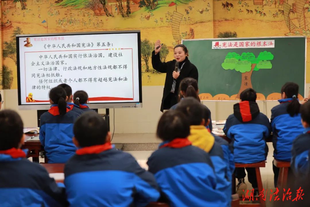 湘潭市人大代表走進火炬學校講憲法，“雙師”共育助學子樹法治意識！