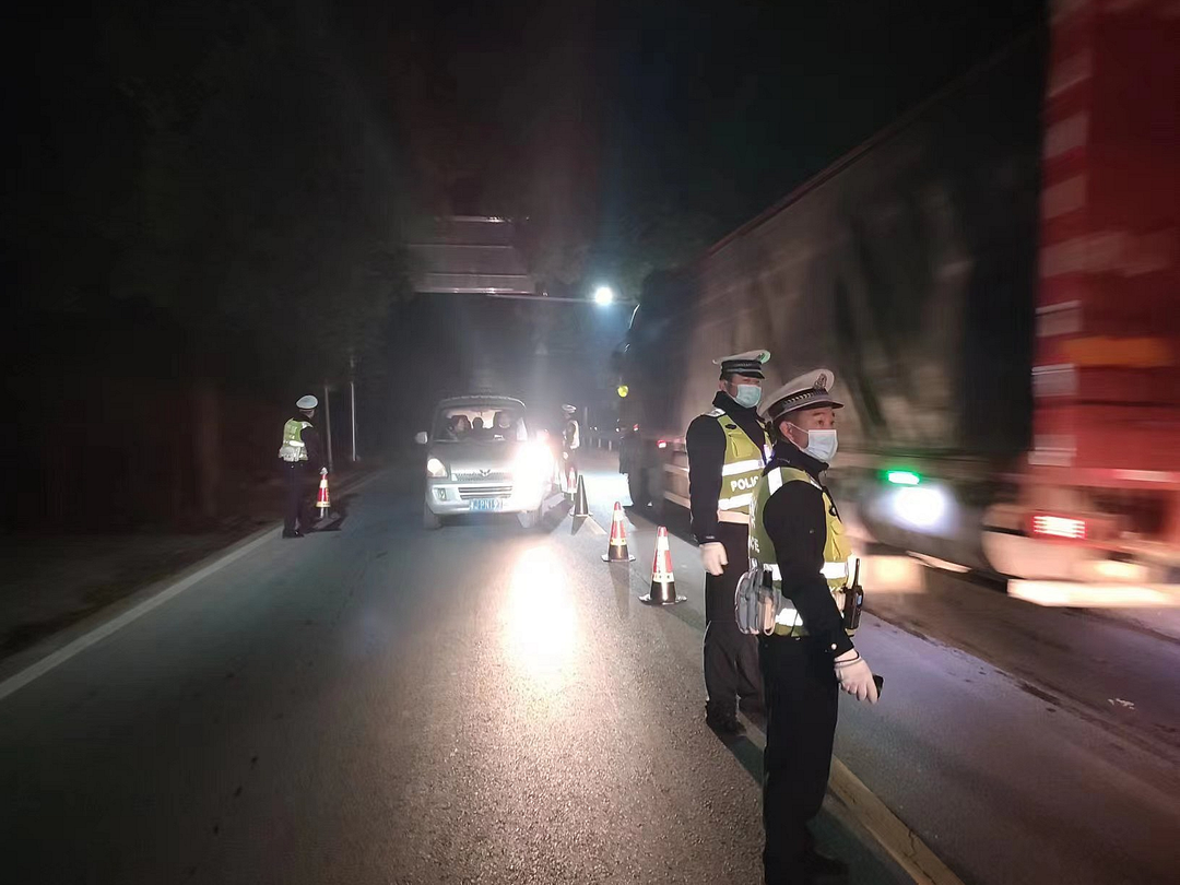 常德桃花源交警：寒冬整治不降溫 夜查酒駕保平安
