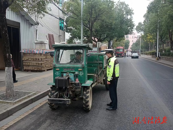 安鄉(xiāng)交警：強(qiáng)化尾氣治理  嚴(yán)查闖禁車(chē)輛  ?