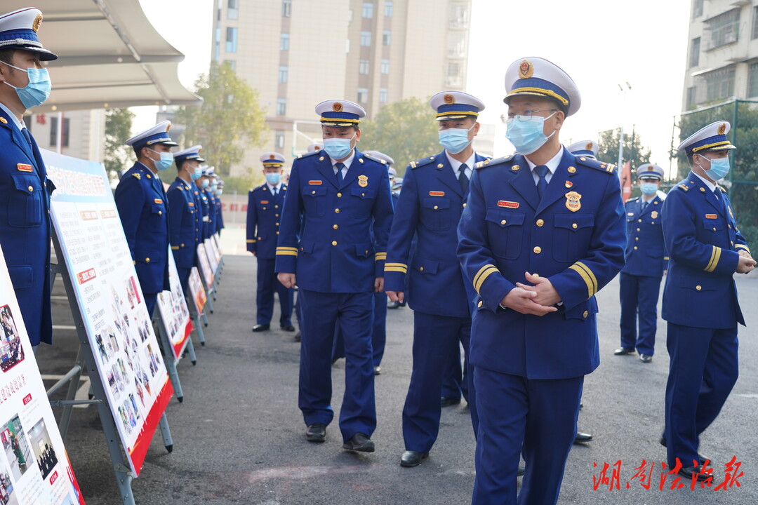 闊步前行邁向新時(shí)代、斗志昂揚(yáng)展現(xiàn)新風(fēng)貌——邵陽(yáng)消防隆重舉行隊(duì)伍正規(guī)化建設(shè)現(xiàn)場(chǎng)會(huì)