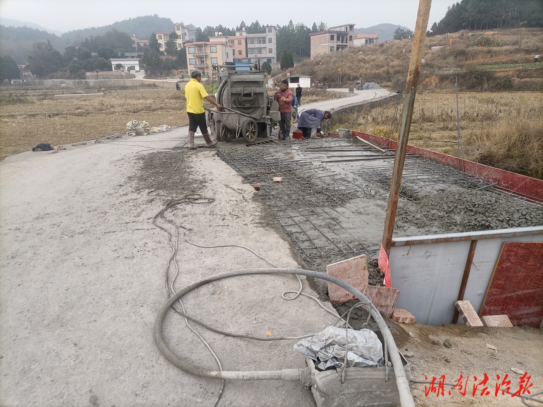 黨員自掏腰包擴(kuò)建道路橋梁?消除村民出行安全隱患