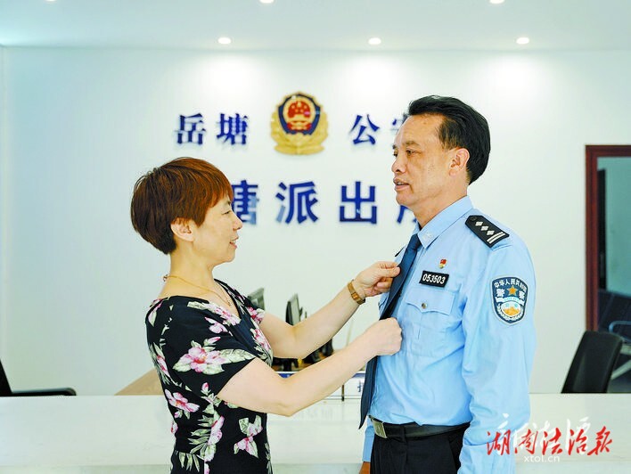 向人民警察致敬丨曹靜蘭：當(dāng)警嫂雖辛苦但光榮！