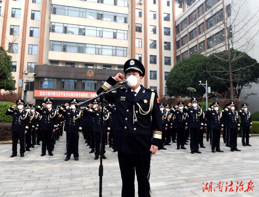 省公安廳舉行升警旗儀式慶祝第三個(gè)人民警察節(jié)