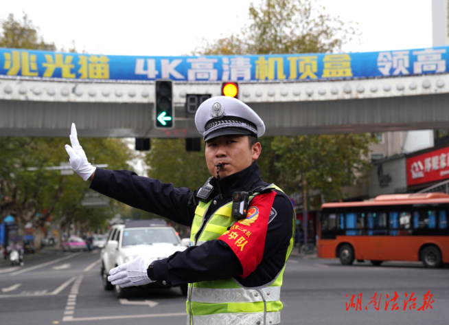 視頻新聞||青春賽道上的追夢人 ——常德交警支隊直屬二大隊黨員先鋒中隊中隊長雷浩  榮獲全省“最美基層交警”