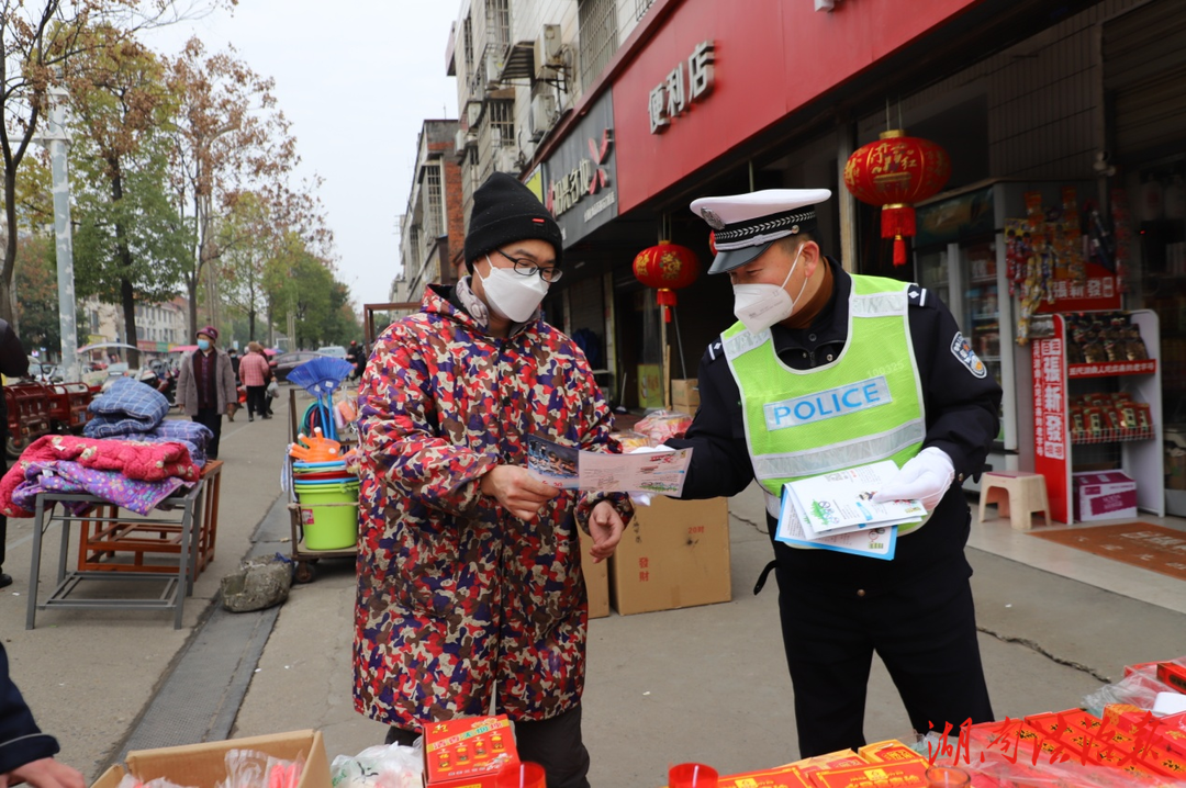 常德經開區(qū)交警做實宣傳為安全春運助力