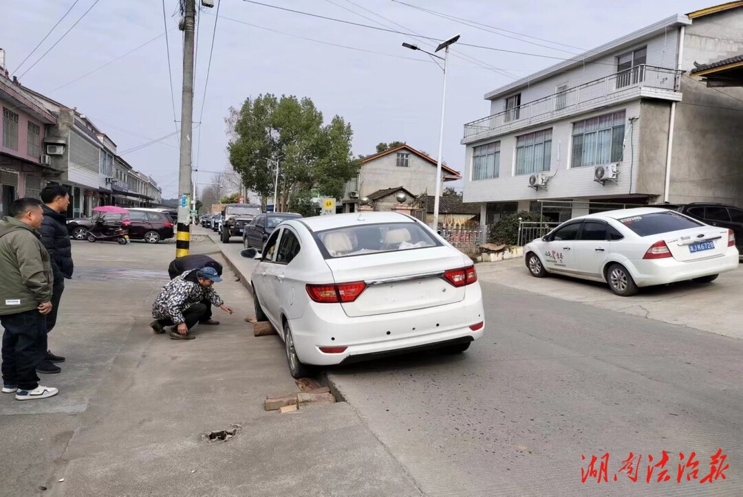 常德桃花源：暖心！警民聯手成功救援被困小車